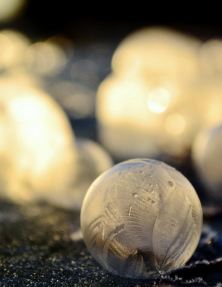 Illustration for article titled Beautiful frozen bubbles